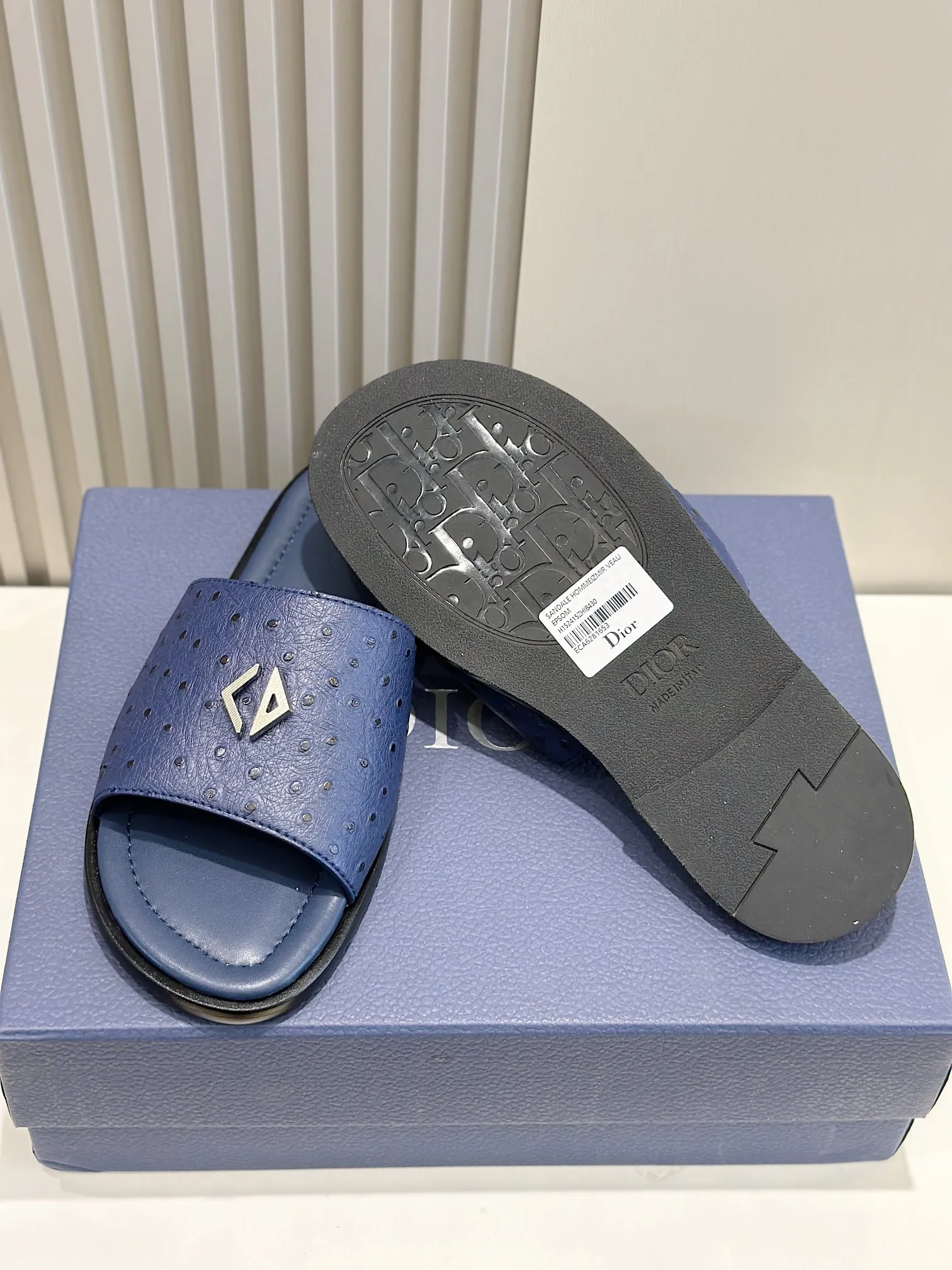P320 [DIOR] Size 39-44 (38.45 custom-made) 2024ss Dior’s latest men’s slippers are a must-have. Dior Alias ​​Men's Genuine Leather Slippers This summer new Alias ​​sandal embodies a casual and elegant style. Carefully crafted from grained cow leather and Oblique printed fabric, with cowhide lining! Cross-strap design with metal-clad brass CD Diamond logo. The imported cowhide leather and rubber sole adds sophistication and comfort, while Oblique print-effect anti-slip panels add style.